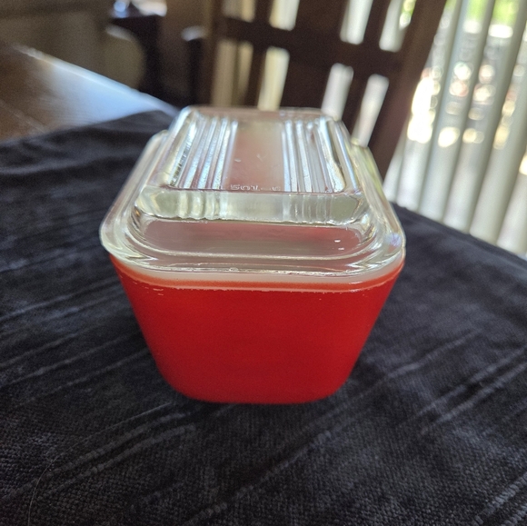 Pyrex 501 C Cherry Red White Interior Clear Lid Refriferator Dish - Picture 2 of 10